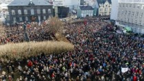 Тысячи человек вышли на улицы Рейкьявика, требуя отставки премьер-министра  ...